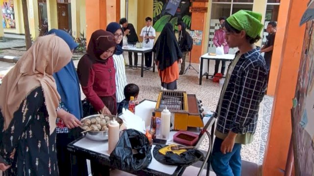 Mahasiswa Program Studi Desain Grafis di Politeknik Negeri Media Kreatif (Polimedia) PSDKU Makassar mengadakan Bazaar Polimedia sebagai tugas pengganti ujian akhir semester di Kampus Polimedia PSDKU Makassar, Kamis (15/6/2023)