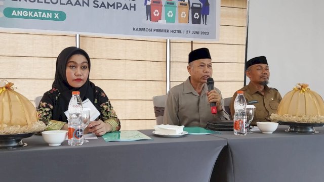 Anggota DPRD Kota Makassar Abdul Wahid membuka sekaligus menjadi narasumber pada kegiatan sosialisasi penyebaran produk hukum daerah “Perda Nomor 4 Tahun 2011 Tentang Pengelolaan Sampah” yang diselenggarakan oleh Sekretariat DPRD Kota Makassar, di Hotel Karebosi Premier, pada Selasa (27/6/2023).