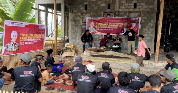 Petani Kopi di Gowa Dapat Bantuan Alat Pertanian dari Ganjar Milenial 