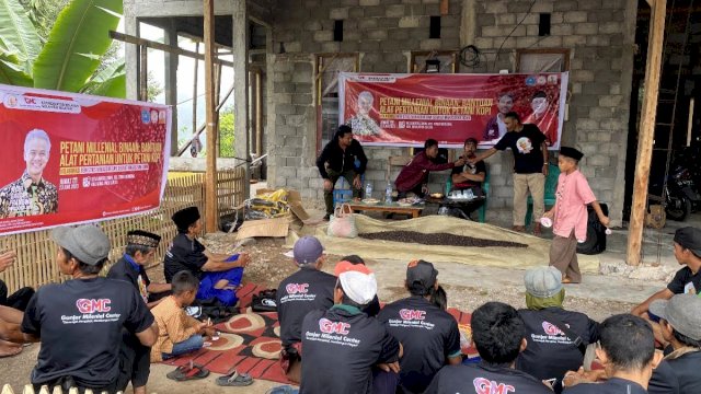 Ganjar Milenial Center (GMC) Sulsel mengadakan kegiatan pembinaan petani kopi sekaligus memberikan sejumlah bantuan alat pertanian di Desa Bontolerung, Kecamatan Tinggi Moncong, Kabupaten Gowa, Sulawesi Selatan, Selasa (27/6/2023).