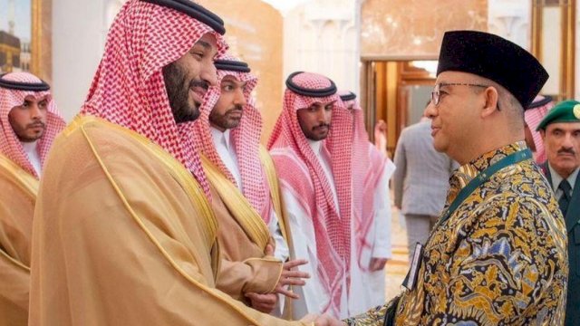 Anies Rasyid Baswedan mengunggah foto sedang berjabat tangan dengan Putra Mahkota Kerajaan Arab Saudi, Pangeran Muhammad bin Salman al-Sau, di akun media sosial Instagramnya, pada Jumat (30/6/2023).