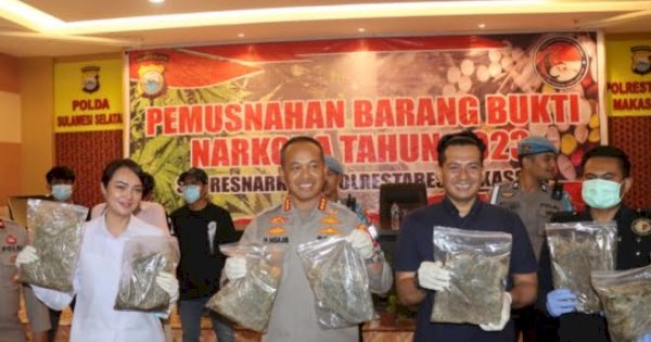 Polisi di Makassar Musnahkan 2,8 Kg Ganja Senilai Rp 72 Juta 