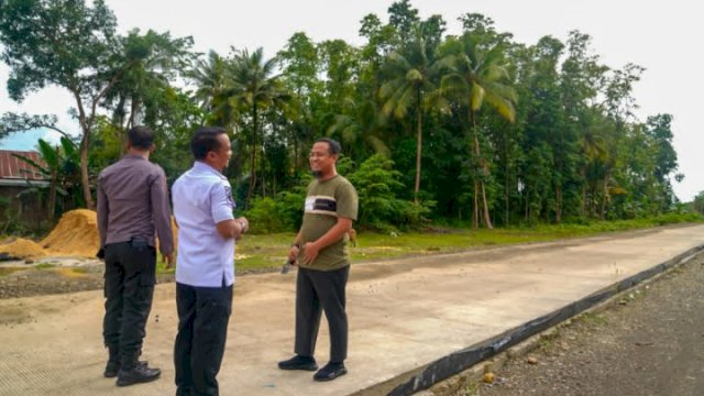 Gubernur Sulawesi Selatan (Sulsel), Andi Sudirman Sulaiman saat meninjau pembangunan ruas jalan akses Bandara Arung Palakka di Kecamatan Awangpone, Kabupaten Bone. 