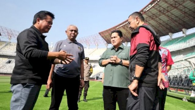 Ketum PSSI, Erick Thohir saat meninjau kesiapan Stadion Gelora Bung Tomo, jelang Timnas Indonesia melawan Timnas Palestina, di ajang FIFA matchday. (Foto: PSSI)