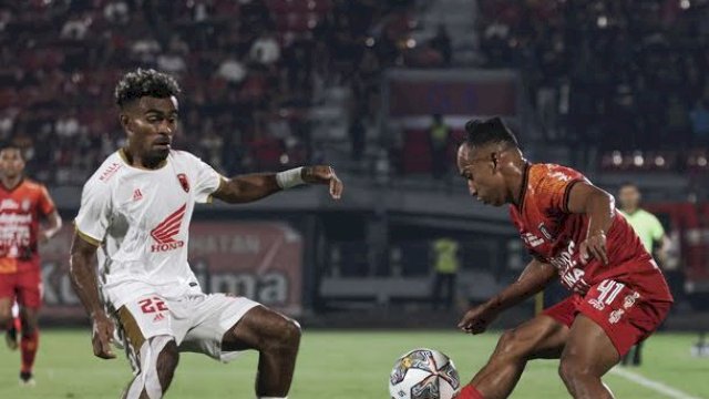 Pemain PSM Makassar, Yance Sayuti l saat menghalau pemain Bali United, Irfan Jaya dalam pertandingan leg pertama playoff Liga Champions Asia (LCA) yang berakhir imbang 1-1 di Stadion Kapten I Wayan Dipta, Bali, Selasa (6/6/2023). (foto: PT LIB)