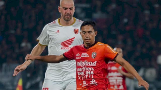 Kapten PSM Makassar, Wiljan Pluim saat berduel dengan pemain Bali United di leg pertama playoff Liga Champions Asia (LCA) yang berlangsung di Stadion Kapten I Wayan Dipta Bali, Selasa (6/6/2033). (foto: Official Bali United)