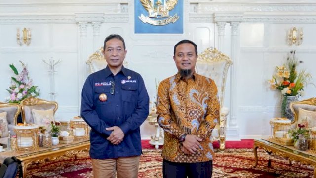 Gubernur Sulsel Andi Sudirman Sulaiman menerima kunjungan Kepala Kantor Zona Tengah Badan Keamanan Laut Republik Indonesia (Bakamla RI), Laksma Bakamla Octavianus Budi Susanto di Rumah Jabatan Gubernur Sulsel, Kamis (8/6/2023). 