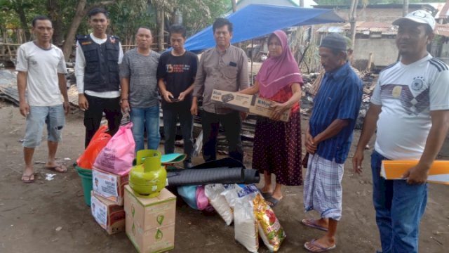 Pemprov Sulsel menyalurkan bantuan untuk korban kebakaran di Kabupaten Bantaeng, Sulsel. (foto: Pemprov Sulsel)