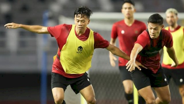 Skuad Timnas Indonesia saat melakoni persiapan di GBT, Surabaya jelang melawan Timnas Palestina. (foto: PSSI)