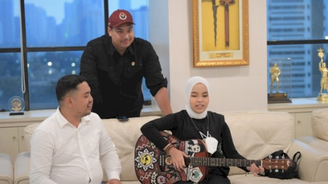 Menteri Pemuda dan Olahraga Republik Indonesia (Menpora RI) Dito Ariotedjo saat menyambut Ariani Nisma Putri atau yang akrab dipanggil Putri Ariani di Media Center Kemenpora, Rabu (14/6/2023). 