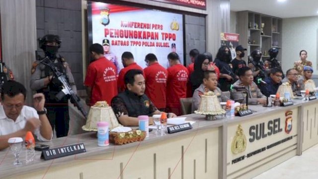 Kepolisian Daerah (Polda) Sulsel saat melaksanakan press converence di Mapolda Sulsel, Jumat (16/6/2023) terkait kasus dugaan Tindak Pidana Perdagangan Orang (TPPO) di mana korban rencananya akan diberangkatkan ke Malaysia, dengan menggunakan dokumen palsu.