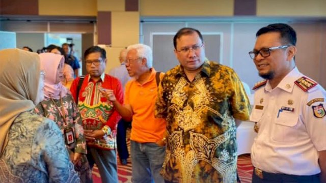 Kepala Dinas Perdagangan (Kadisdag) Kota Makassar, Arlin Ariesta (kanan ujung) saat pelaksanaan Sosialisasi dan Bintek Pendaftaran Sertifikasi TKDN untuk Industri Kecil yang dilaksanakan Kementerian Perindustrian bersama Dinas Perindang Propinsi Sulsel dan Dinas Perdagangan Kota Makassar di Aston Makassar Hotel & Convention Center, Jl Sultan Hasanuddin No.10 Kecamatan Ujung Pandang, Makassar, Rabu (21/6/2023).