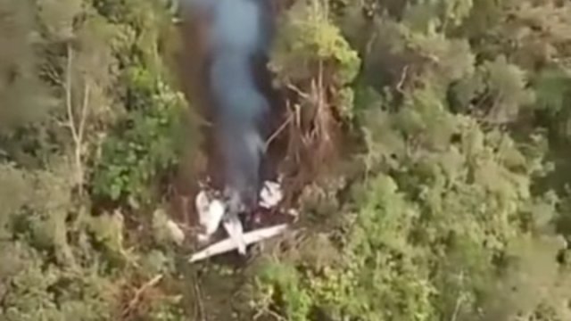 Tangkapan layar video di media sosial yang menunjukkan pesawat SAM Air terbakar usai terjatuh di hutan Kabupaten Yalimo, Papua, Jumat (23/6/2023).