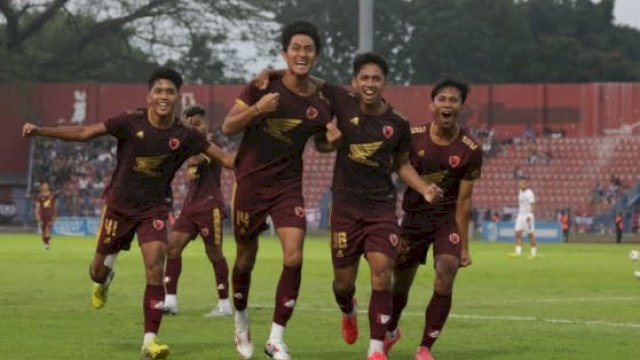Seleberasi pemain muda PSM Makassar usai Sultan Zaky menyamakan kedudukan dalam duel uji coba melawan Persik Kediri, pada Sabtu (24/6/2023). (foto: Official PSM Makassar)