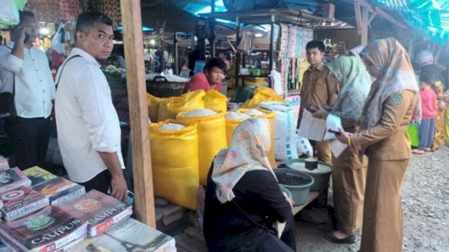 Pemkab Luwu Utara saat melakukan pengecekan harga dan stok pangan di pasar tradisional jelang hari raya Idul Adha. 