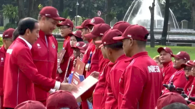 Presiden Jokowi Serahkan Bonus ke Atlet Usai Juara Asean Para Games 2023