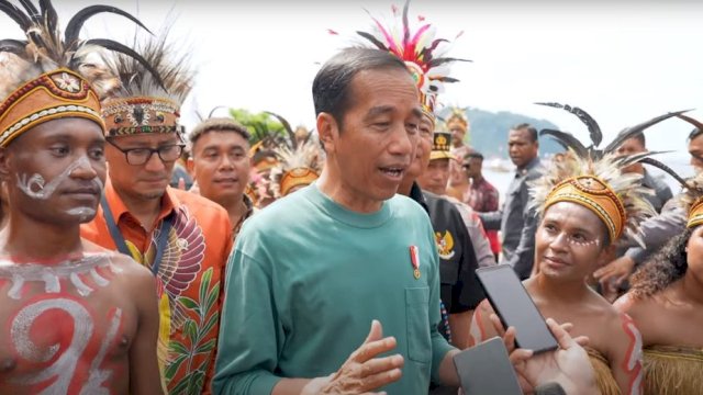 Pesiden RI Joko Widodo (Jokowi) secara resmi membuka Papua Street Carnival, Jumat (07/07/2023), di Area Kantor Gubernur Papua, Kota Jayapura, Papua.