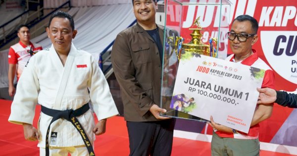 Menpora Dito Serahkan Piala Juara Umum Judo Kapolri Cup 2023