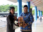 Berdedikasi Terhadap Lingkungan, Iwan Dento Diserahi Trofi Kalpataru 2023 dari Bupati Maros