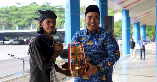 Berdedikasi Terhadap Lingkungan, Iwan Dento Diserahi Trofi Kalpataru 2023 dari Bupati Maros
