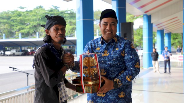 Berdedikasi Terhadap Lingkungan, Iwan Dento Diserahi Trofi Kalpataru 2023 dari Bupati Maros