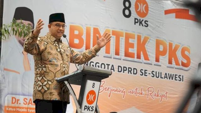 Bakal calon presiden Anies Baswedan saat menghadiri Bimtek anggota Legislatif PKS se-Sulawesi yang berlangsung di Hotel Claro, Makassar, Rabu (13/7/2023). (foto: IST)