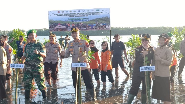 Forkopimda Takalar Tanam 1300 Pohon Mangrove di Kecamatan Mappakasunggu