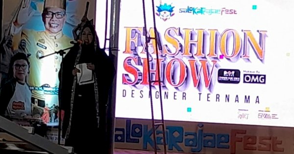 Rancangan Busana Ketua PKK Parepare Ramaikan Fashion Show Festival Salo&#8217; Karajae