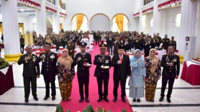 Penjabat Gubernur Gorontalo, Ismail Pakaya didampingi istri, saat menghadiri syukuran peringatan Hari Ulang Tahun (HUT) ke-77 Bhayangkara di Bele Limbui Kota Gorontalo, Sabtu, (1/7/2023). 