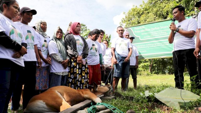 Sukarelawan yang tergabung dalam Gerakan Panrannuangku (GP) Takalar Dukung Ganjar turut merayakan Idul Adha 1444 H dengan menggelar pelatihan dengan penyembelihan hewan kurban sesuai syariat Islam di Kelurahan Sabintang, Kecamatan Pattallassang, Kabupaten Takalar, Sulawesi Selatan (Sulsel), Sabtu (1/7/2023).