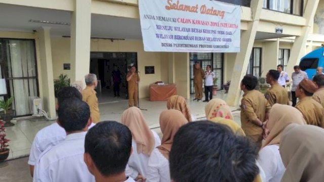 Penjabat Gubernur Gorontalo Ismail Pakaya saat memimpin apel di lingkup Dinas Kominfotik dan Dinas Perhubungan Provinsi Gorontalo, Senin (3/7/2023). 