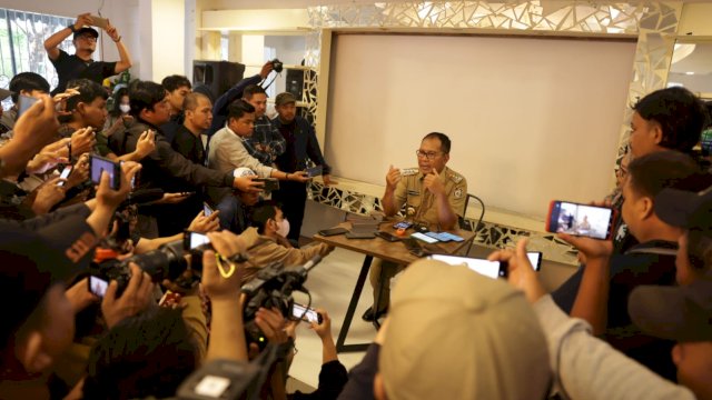 Danny Pomanto saat menggelar konferensi pers terkait mundur dari Partai Nasdem di Jl Topaz, Panakkukang, Senin, (3/07/2023).