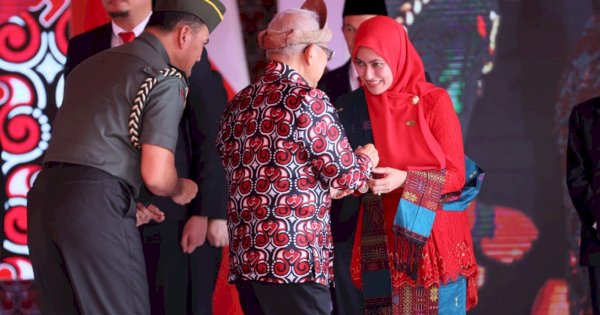 Wapres Ma&#8217;ruf Amin Sematkan Tanda Kehormatan Bangga Kencana ke Bupati Luwu Utara