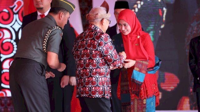 Bupati Luwu Utara Indah Putri Indriani meraih penghargaan Tanda Kehormatan Satyalancana Wira Karya bidang pembangunan keluarga, kependudukan dan keluarga berencana (Bangga Kencana).