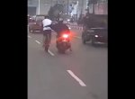Viral Aksi Pemotor Jambret Tas Pinggang Pesepeda di Jalan Raya