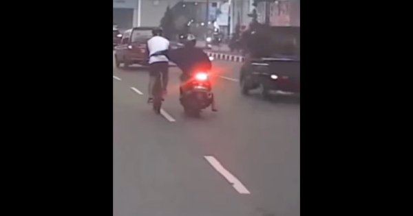 Viral Aksi Pemotor Jambret Tas Pinggang Pesepeda di Jalan Raya