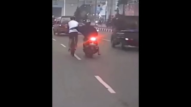 Viral Aksi Pemotor Jambret Tas Pinggang Pesepeda di Jalan Raya