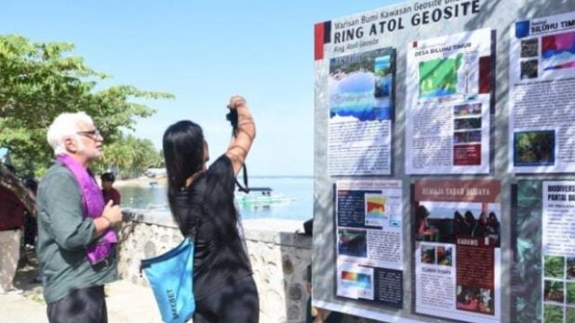 Sekjen GGN, Mr. Guy Martini (kiri) bersama asistennya melihat informasi geosite ring atol di tepi pantai Desa Biluhu Timur, Kecamatan Batudaa Pantai, Kabupaten Gorontalo, Sabtu (8/7/2023).