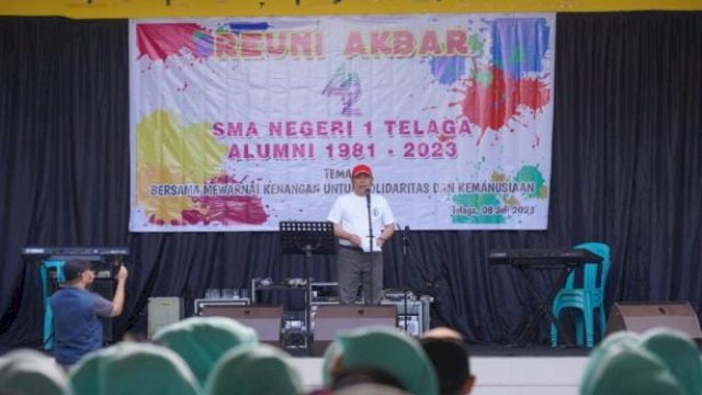 Penjagub Gorontalo saat memberikan sambutan pada acara Reuni Akbar Alumni SMA Negeri 1 Telaga angkatan 1981-2023, Sabtu, (8/7/2023).