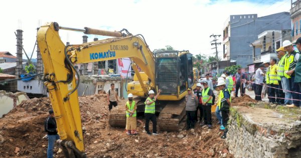 Gubernur Andi Sudirman Tinjau Lokasi Pembangunan Jembatan Sungai Malango di Torut