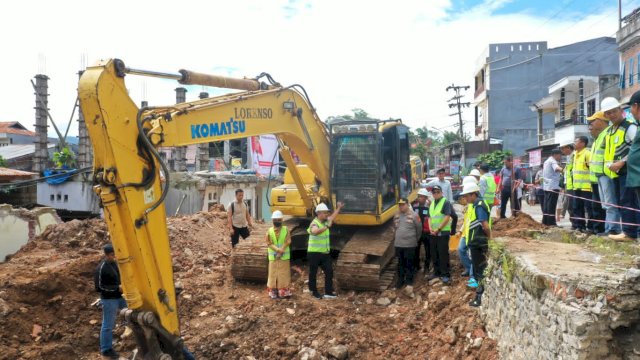 Gubernur Andi Sudirman Tinjau Lokasi Pembangunan Jembatan Sungai Malango di Torut