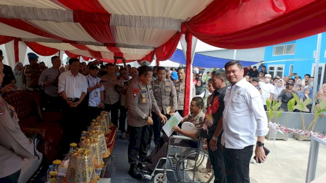 Aiptu Marthen Turu menangis bahagia. Ia tak menyangka, kini bisa memiliki sebuah rumah tetap bersama sanak keluarga.