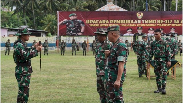 Komandan Satuan Tugas (Dansatgas) Kodim 1304/Gorontalo, Letkol Inf Mustamin, saat meninjau persiapan Tentara Manunggal Masuk Desa (TMMD) ke-117 di Desa Tongo Kecamatan Bone Pantai Kabupaten Bone Bolango, Selasa (11/7/2023). 