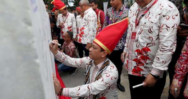 Wali Kota Anggota APEKSI Tanda Tangani Prasasti APEKSI di Pantai Losari