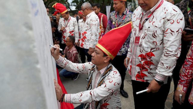 Wali Kota Anggota APEKSI Tanda Tangani Prasasti APEKSI di Pantai Losari