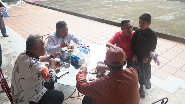 Dewan Pakar DPP PKS, Annar Sampetoding terlihat mesra dengan Presiden PKS, H. Ahmad Syaikhu di Makassar.