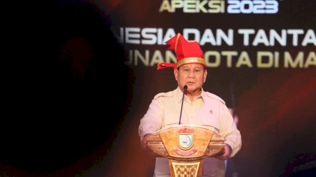 Menteri Pertahanan Prabowo Subianto hadir secara khusus di Kota Makassar memenuhi undangan Rapat Kerja Nasional Asosiasi Pemerintah Kota Seluruh Indonesia (Rakernas APEKSI), di Upperhills Convention Hall, Kamis (13/07/2023).