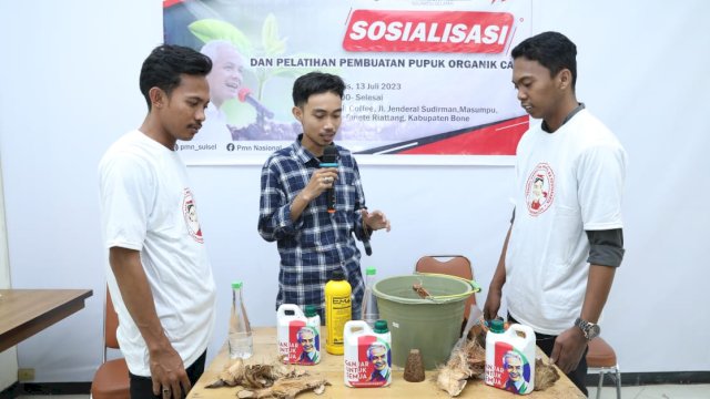 Kelompok sukarelawan Ganjar Pranowo bernama Pemuda Mahasiswa Nusantara (PMN) Provinsi Sulawesi Selatan mengadakan pelatihan pembuatan pupuk organik cair yang diikuti para pemuda di Kecamatan Tanete Riattang, Kabupaten Bone, Sulawesi Selatan, Kamis sore, 13 Juli 2023.