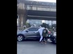 Viral Pria Berbaju Pengantin Emosi dan Tendang Mobil di Tengah Jalan