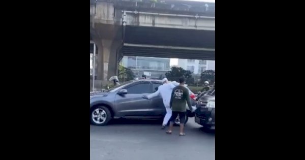 Viral Pria Berbaju Pengantin Emosi dan Tendang Mobil di Tengah Jalan